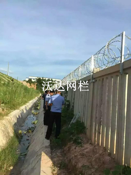 贛鐵路客專刺絲滾籠項(xiàng)目工程圖片4